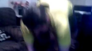 сильная девочка подняла своего дядю на спине