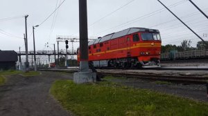 Теп 70 сцепляется с поездом Москва - Воркута. Ст. Коноша