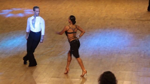 Дмитрий Пугачев - Виктория Харченко, Cha-cha смотреть онлайн