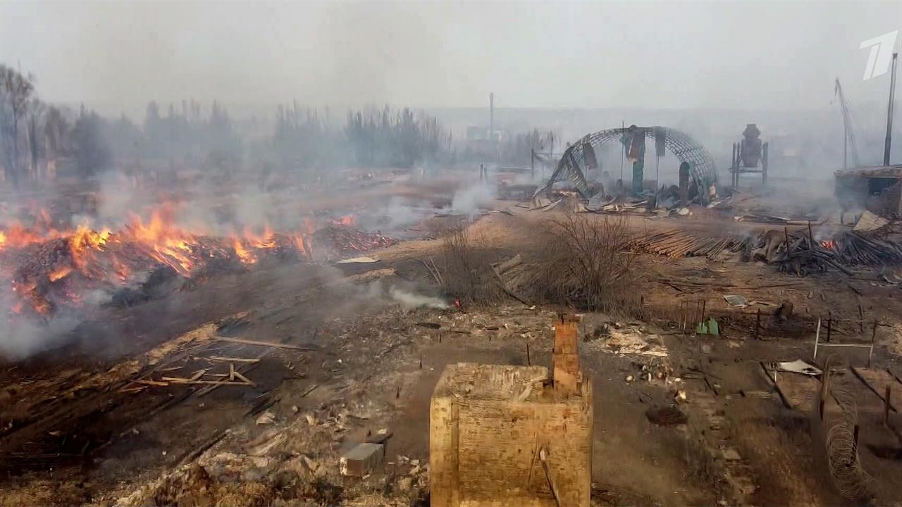 Из-за пожара в поселке на севере Свердловской области часть улиц выгорели практически полностью