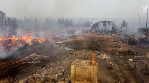Из-за пожара в поселке на севере Свердловской области часть улиц выгорели практически полностью