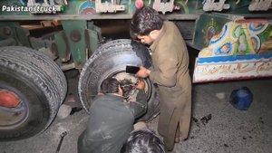 Semi Truck axle Breaks Down ON The Middle of the Road We repaired Difficult Condition Of heavy load
