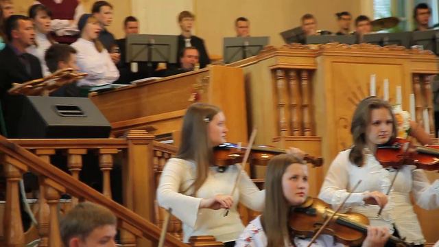 Общее пение в сопровождении оркестра скрипачей "Славьте Бога" смотреть онлайн