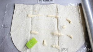 Новогодний рулет из лаваша с сельдью, свеклой и луком