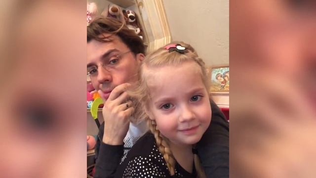 «Где ты это выучила? ?»: Лиза Галкина продемонстрировала папе знания по французскому языку смотреть онлайн