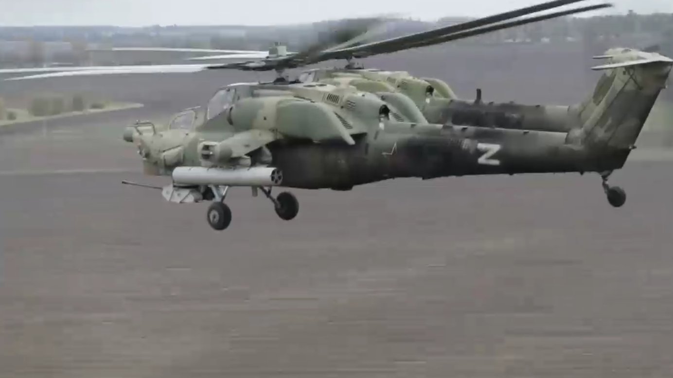 Работа вертолетов Ми-28Н в режиме взлёт-посадка - аэродром работает нон-стоп.