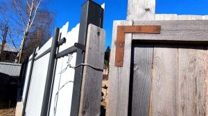 Установил кованную калитку для забора из профнастила.