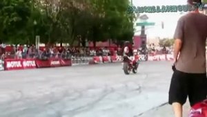 Нереально крутые трюки на мотоциклах