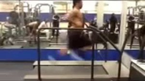 Роберт Гилл бежит со скоростью 40 км в час, американский футбол