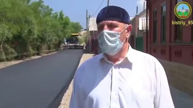 В с.Новые-Атаги Шалинского района на переулке Кадырова ведутся работы по укладке асфальта смотреть онлайн