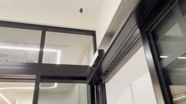Стеклянная перегородка ЛОФТ с автоматической раздвижной дверью