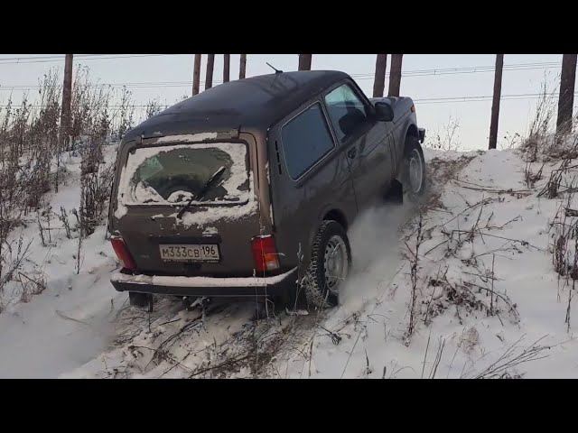 Нива заезжает на горку, зимой! С блокировкой легко, без блокировки - никак!!! смотреть онлайн