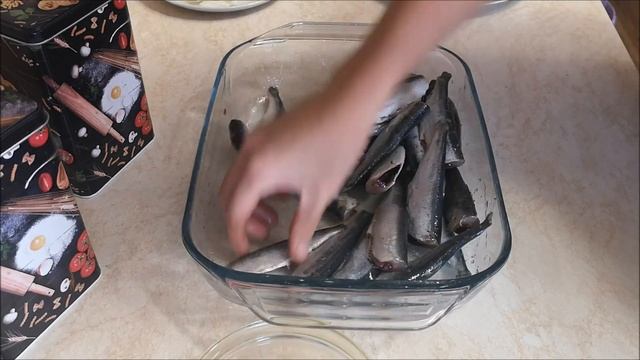 Запеченная рыба (салака) в духовке целиком с луком и майонезом смотреть онлайн