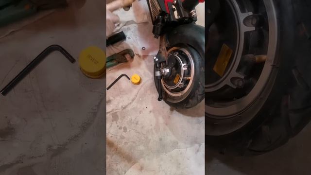 Раскручиваем и смазываем задние амортизаторы на электро самокате куго М4. Убираем бряканье смотреть онлайн