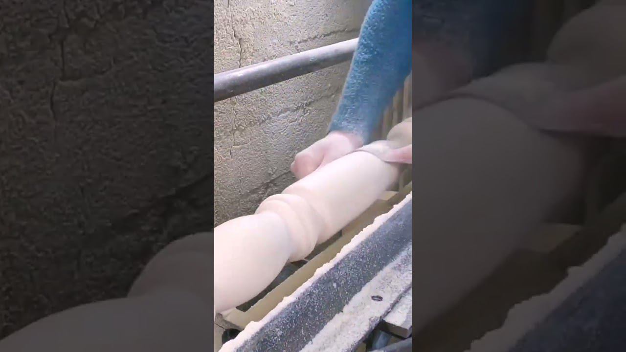 Процесс изготовления резного столба для лестницы при помощи болгарки. #shorts #shortvideo