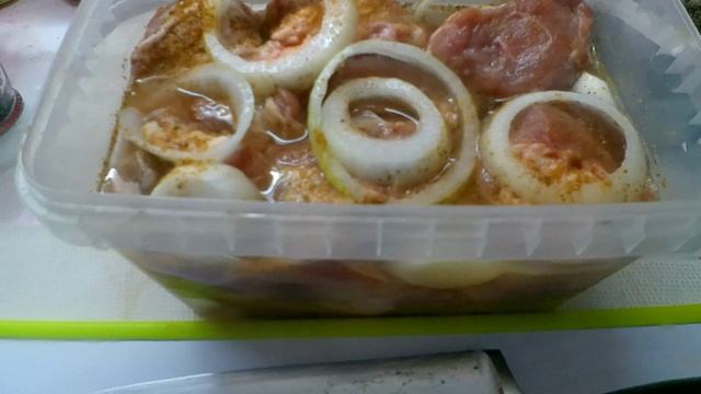 Приготовление вкусного шашлыка из свинины и курицы.