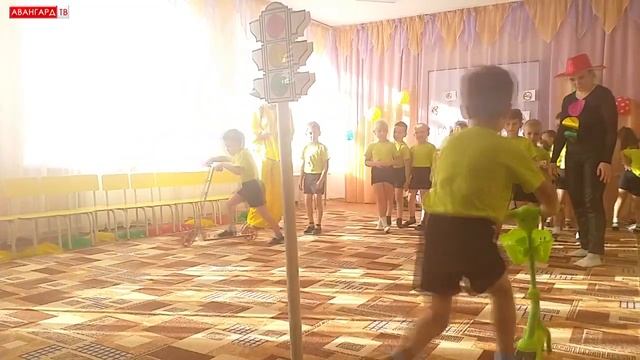 Сегодня воспитанники детского сада «Колокольчик» изучили правила дорожного движения. смотреть онлайн