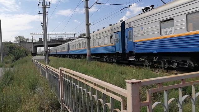 ЭП2К-012 с пассажирским поездом №084Ц Самара - Караганды проследует о.п. Подстанция смотреть онлайн