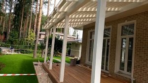 Обзор ландшафтных работ на участке: костровая зона, растения, терраса, лесной покров, подсветка.