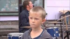 НАПИТКИ ПОКРЕПЧЕ! - кавер на улице!