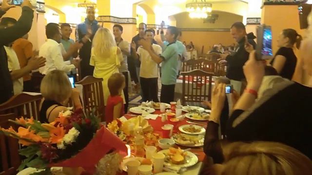 سائحة اجنبية تحتفل بعيد ميلادها смотреть онлайн