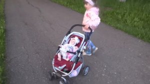 VLOG Девочка катает  реборна на коляске по парку