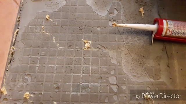 От пола отошла плитка. Клеим её с помощью клея.