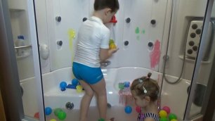 Катя купается в ванной с красками и игрушками для ванной Bath time with paints and toys for bath
