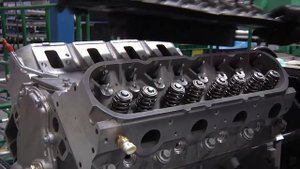 Соберите двигатель автомобиля V8, двигатель Chevrolet Corvette V8