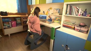 Мой динамический (качающийся) коленный стул. Как я сижу на нём.