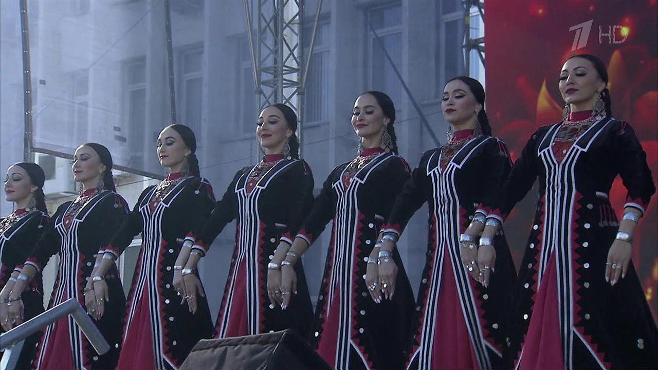 Миллионы людей по всей России приняли участие в народных гуляниях в День народного единства