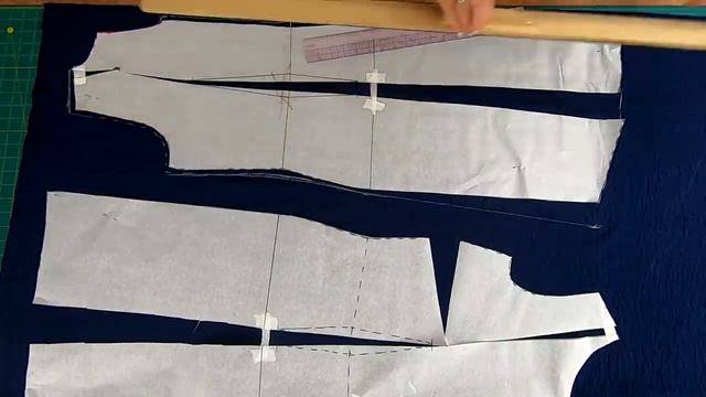 Повторяем детали дизайнерского платья. Моделирование и раскрой оригинального платья.mp4