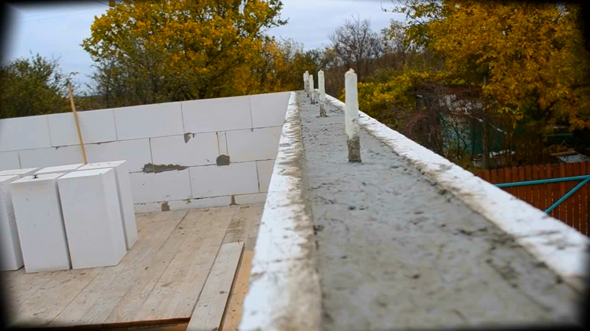 Бетонирование армопояса. Замкнутый армопояс под мауэрлат / Серия 38.mp4 смотреть онлайн