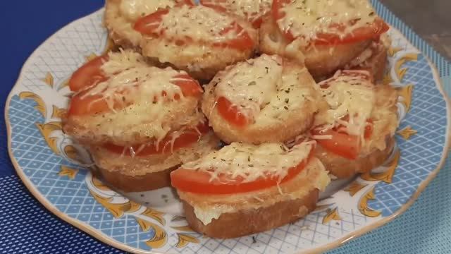 Гренки с сыром и помидорами. Делайте сразу больше,расходятся в миг! (720p).mp4