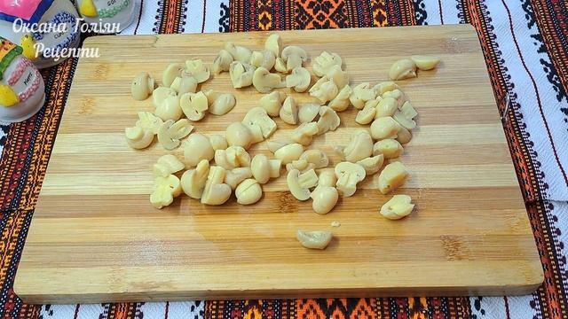 Салат з куркою, грибами та сиром. Салат з курячим філе, маринованими грибами та твердим сиром.