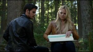 Киллиан и Эмма находят в фургончике Снежной Королевы рисунки Эммы  4x06