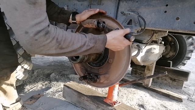 УРАЛ-5557: Ревизия ходовой части. смотреть онлайн