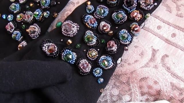 Вышивка на трикотажные перчатках из натуральных камней
