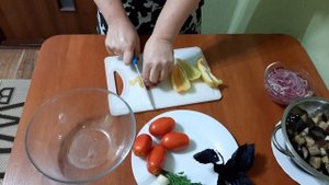 Осенний салат из баклажанов с помидорами и базиликом.