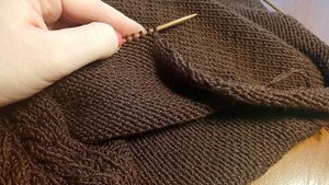 Жилет спицами для женщин.(Часть2) Вяжем спинку. Обрабатываем V образную горловину. Вязание спицами.