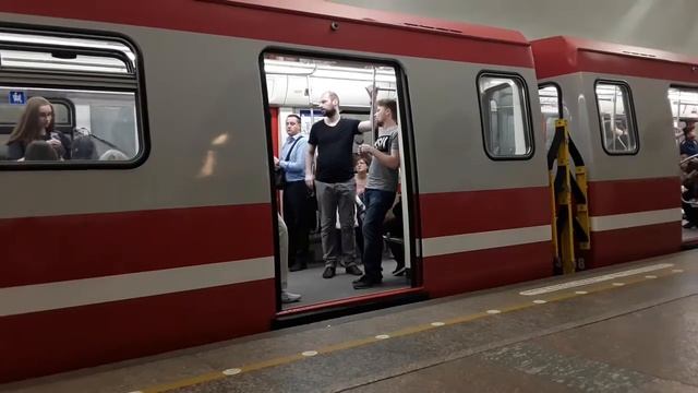 Люди выходят на станцию Площадь Восстания смотреть онлайн