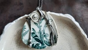 Большой кулон из осколка старинного шведского фарфорового блюда, стали и олова.