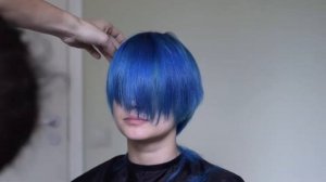 Красим волосы в синий цвет + стрижка