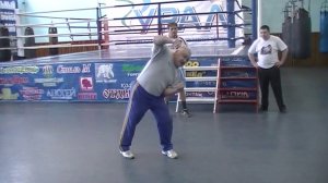 Акцентированный удар правой рукой в боксе.