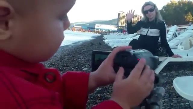 Владислав снимает маму на видеокамеру смотреть онлайн