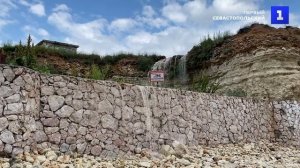 В море ни ногой: река стоков канализации залила пляж Голубой бухты