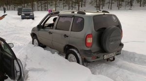 Как едет стандартная Шевроле Нива по снегу