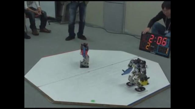 Против эфира. Роботы из битвы роботов. Битвы роботов сумо. Битва роботов Robot Wars. Битва роботов gif.