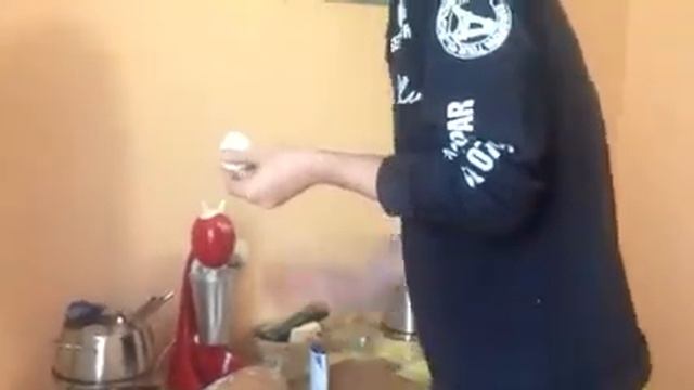 Как очистить яйцо смотреть онлайн