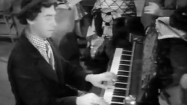 Chico plays the piano with an apple смотреть онлайн